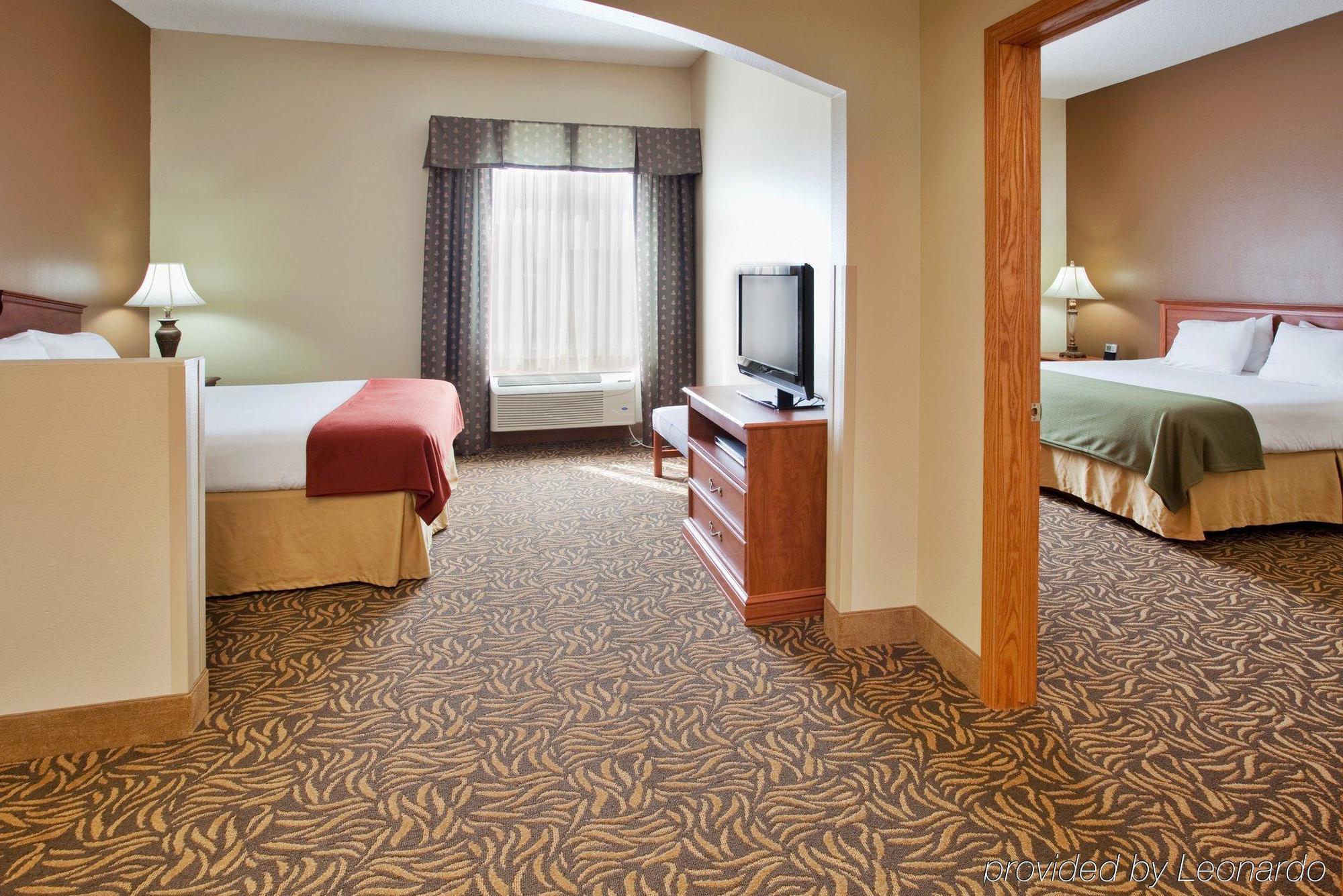 Holiday Inn Express Hotel & Suites Columbus By Ihg Екстер'єр фото