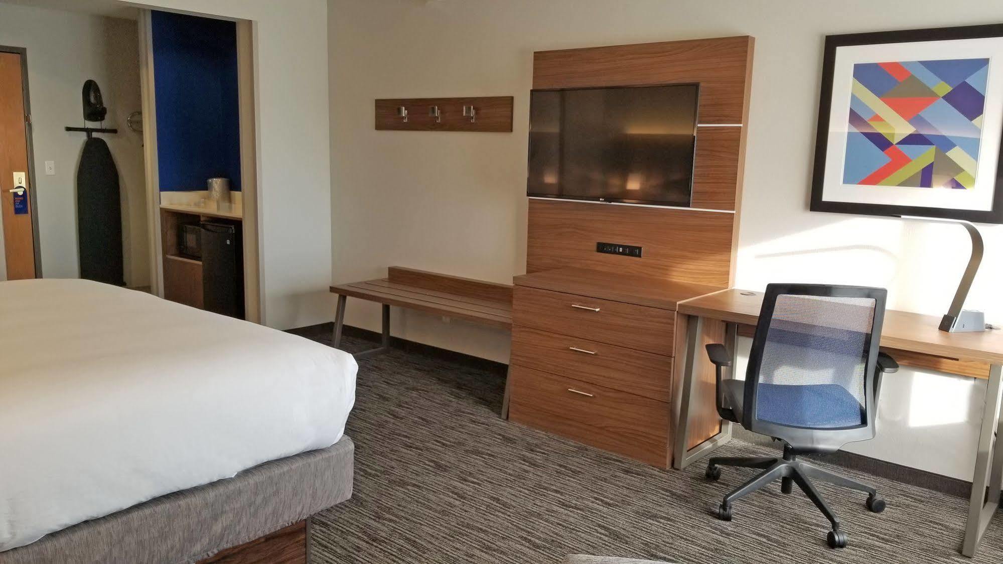 Holiday Inn Express Hotel & Suites Columbus By Ihg Екстер'єр фото