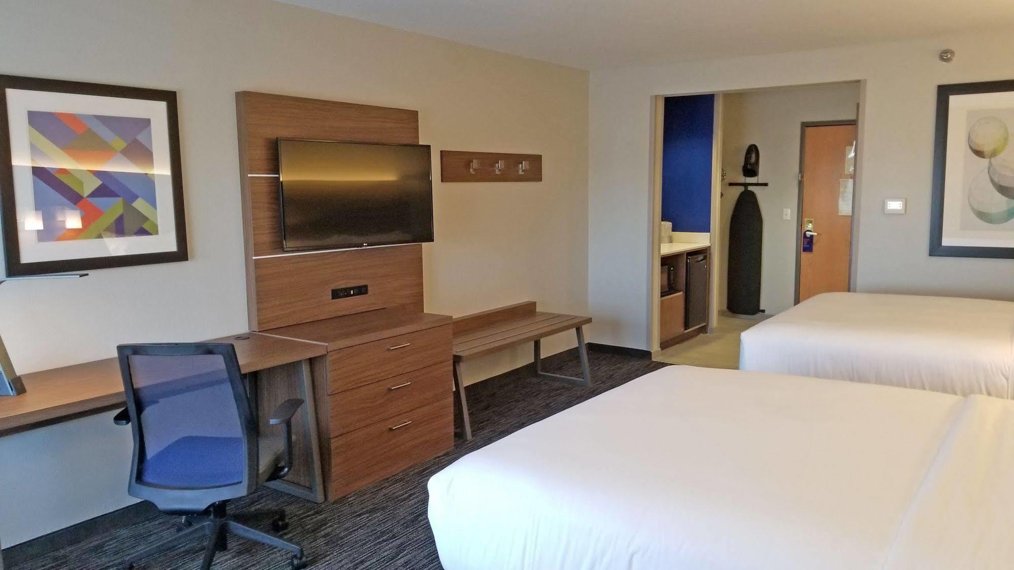 Holiday Inn Express Hotel & Suites Columbus By Ihg Екстер'єр фото