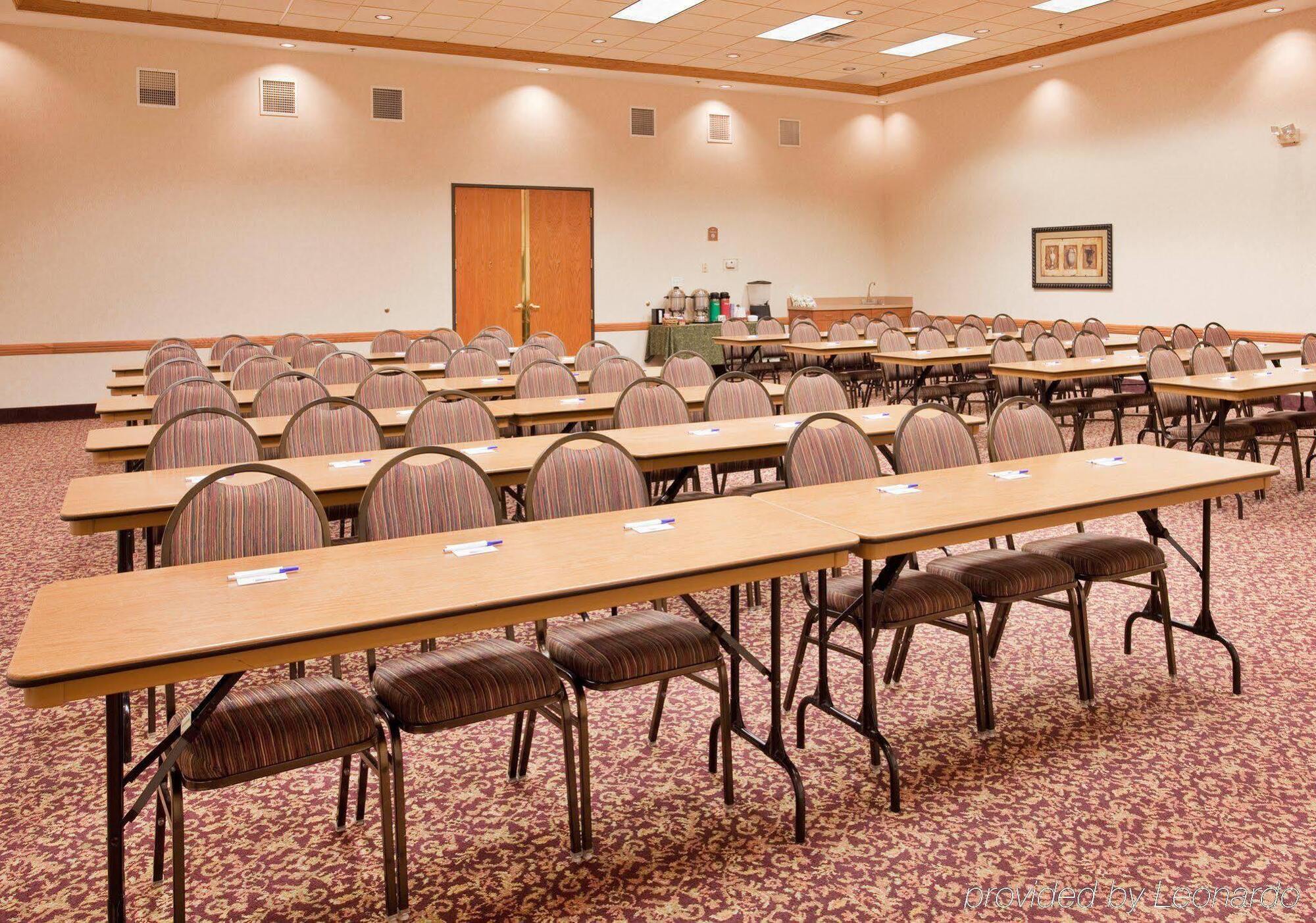 Holiday Inn Express Hotel & Suites Columbus By Ihg Екстер'єр фото